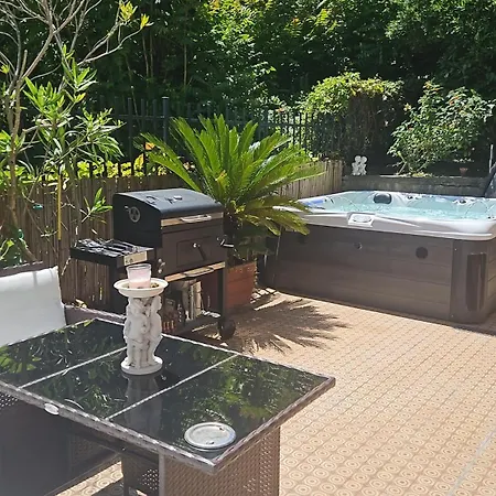 דירה 2-bed Sleeps 5 With Hot Tub *
